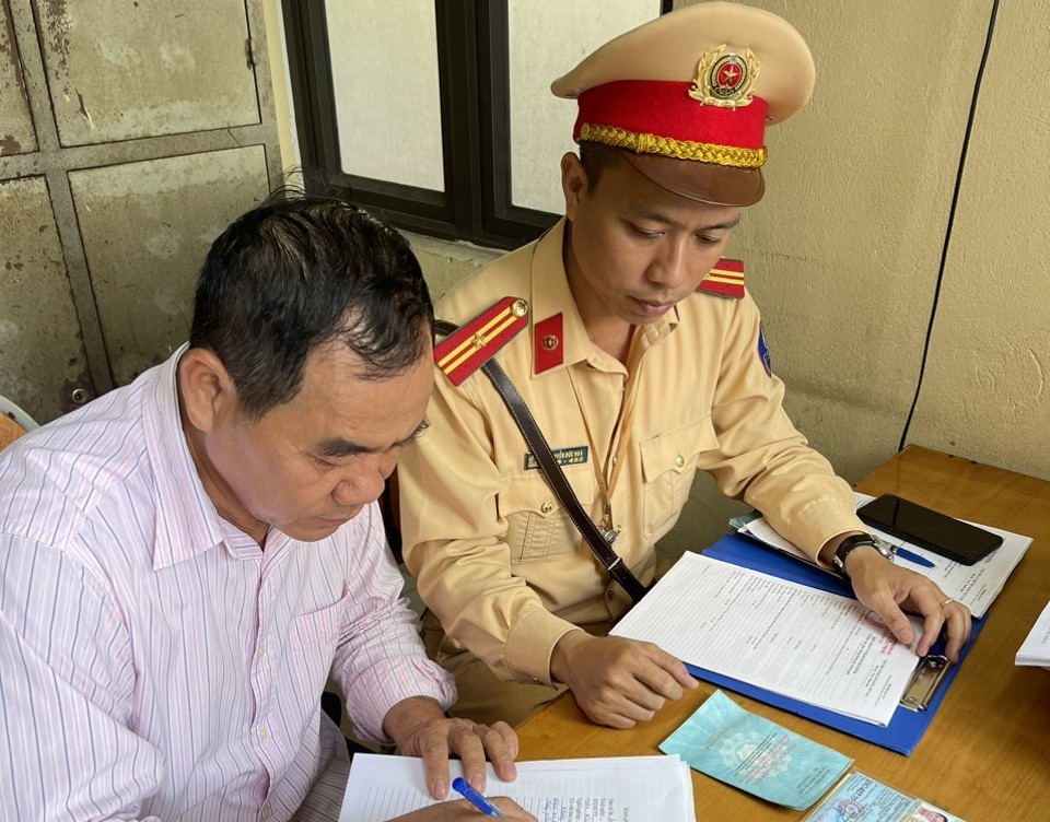 Đội CSGT số 2 - Phòng Cảnh sát giao thông xử lý 01 trường hợp không nhường đường cho đoàn xe được quyền ưu tiên